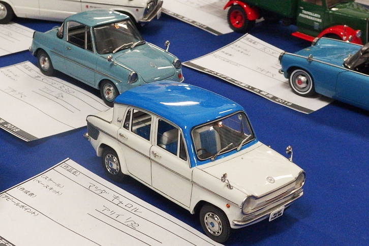 ていねいなディテールアップが施された、アリイ製1/32「マツダ・キャロル」と「マツダR360クーペ」。双方ともにサイドウィンドウが途中まで開いているところも凝っている。