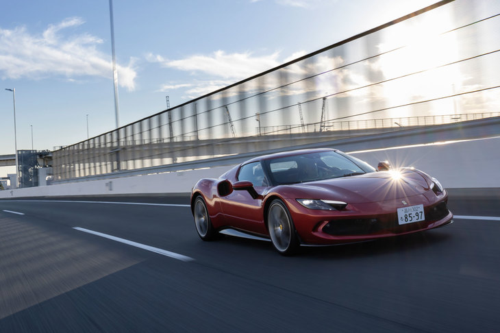 「296GTB」のブレーキはバイワイヤ式で、踏力に合わせて摩擦ブレーキと回生ブレーキを統合制御するもの。その操作性と減速フィールは非常にスムーズで洗練されている。