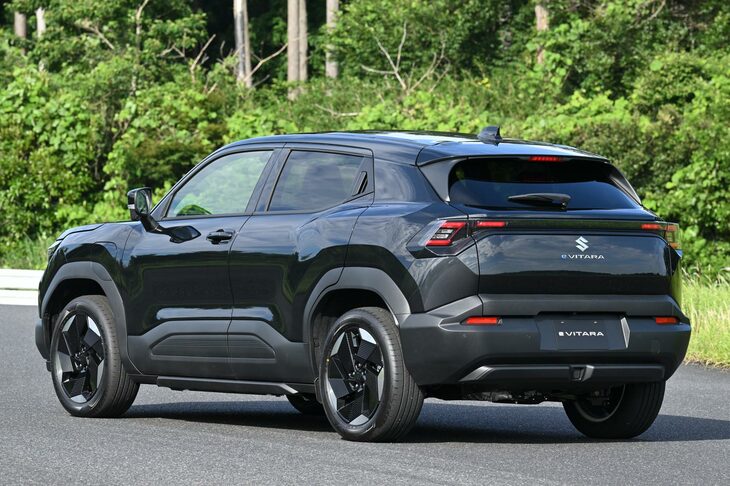 プラットフォームの「ハーテクトe」はトヨタと共同開発。リン酸鉄リチウムイオンバッテリーはFDBが中国・浙江省の最新工場で生産。車両生産を担うのはスズキの印グジャラート工場……と、小さいながらもワールドワイドなクルマである。