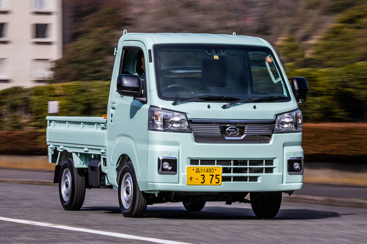 マイナーチェンジされた「ハイゼット トラック」シリーズ。新型「アトレー／ハイゼット カーゴ」と同じく、新開発のFR車用CVTが採用された。今回試乗した車両の外板色は「アイスグリーン」と呼ばれるオプションカラーで、「スマートアシスト」装備車両で選択できる。