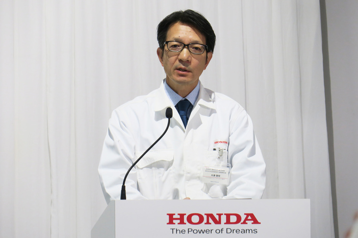 2050年の「ホンダ製品が関わる交通事故死者ゼロ」という目標へ向けたロードマップを説明する、本田技術研究所の大津啓司社長。