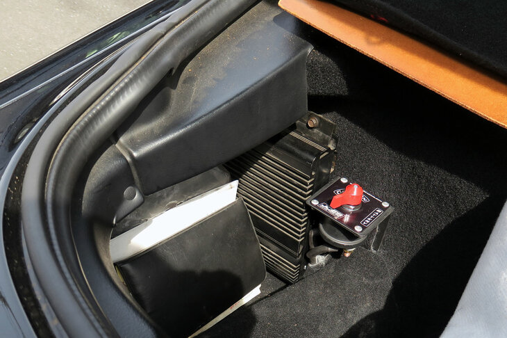 キルスイッチは荷室の片隅に設置。バッテリーはこの側壁の裏側、素人には到底交換できないような箇所に搭載されている。なんでそんな構造にしたのか、つくづく整備性が「？」なクルマだ。