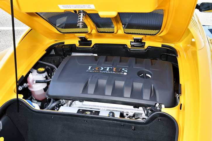 ミドシップに搭載されるトヨタ製1.6リッター直4エンジンは、最高出力136ps、最大トルク160Nmを発生する。