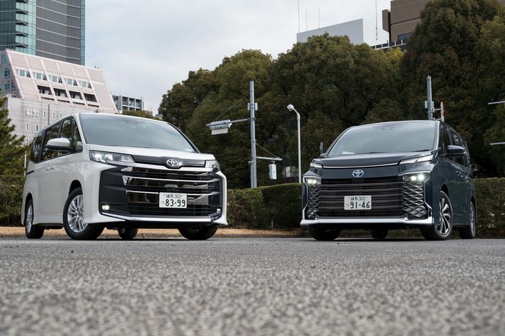 新型「ノア」（写真左）と「ヴォクシー」のフロントマスクを並べてみる。ノアがどちらかというとキープコンセプトなのに対し、ヴォクシーは個性を前面に出したデザインになった。