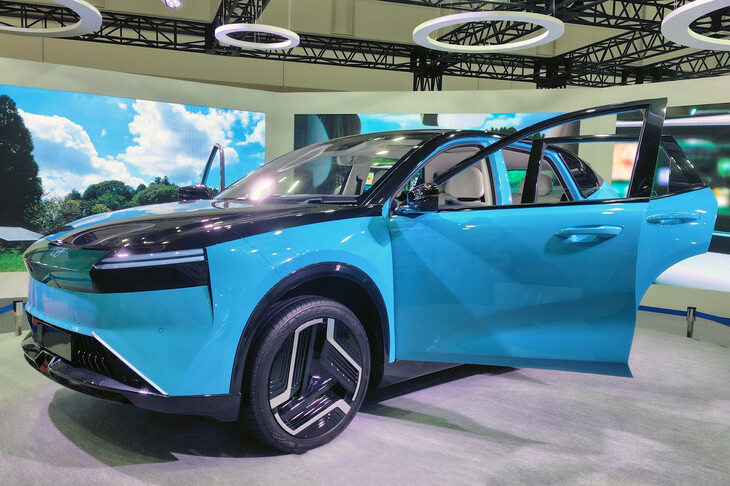 こちらは住友グループのSCSKが出展した、その名も「SCSKカー」。AIエージェントやエンタメアプリなどの技術が満載されており、ブース内ではそれらの機能を体験することもできた。