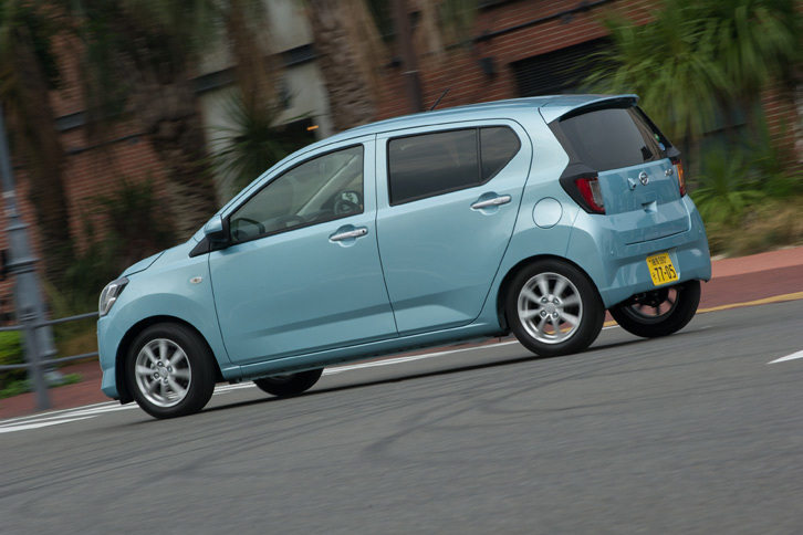 フルモデルチェンジでボディー構造が一新された「ミラ イース」。サイドアウターパネルの全面を厚板のハイテン材とすることで、部品点数の削減と軽量化、衝突安全性の向上、ボディー剛性の強化を実現している。