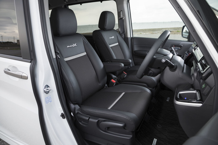 ブラック基調のシート表皮は、プライムスムースとソフトウィーブのコンビ仕立て。背もたれは「Modulo X」ロゴの刺しゅうでドレスアップされる。