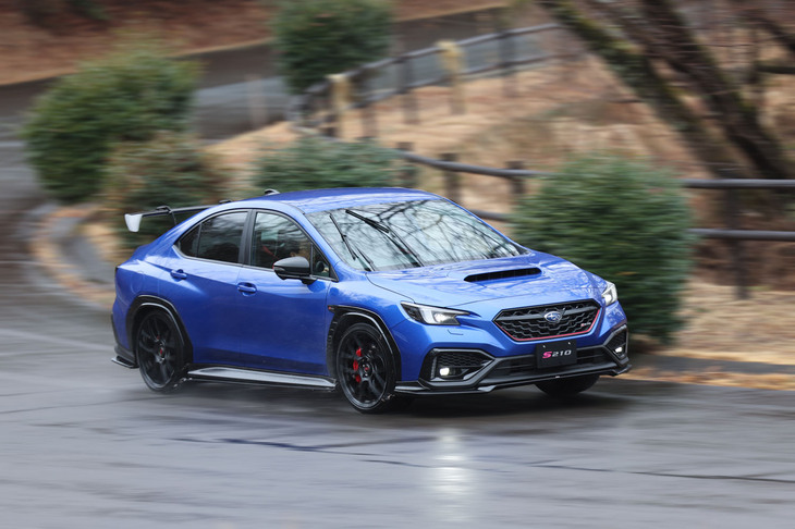 「S210」プロトタイプの走行シーン。専用チューニングの電子制御ダンパーやコイルスプリング、新開発のリアスタビライザーブッシュなどで足まわりが強化されている。