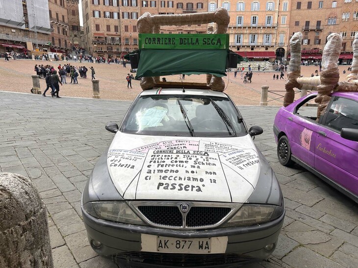 イタリアの主要紙『コリエッレ・デッラ・セーラ』にかけた「コリエッレ・デッラ・セーガ」。「sega」とはノコギリのほか自慰行為を示す。フード部には昨今の政治を風刺する文言が。ベースは初代「ランチア・イプシロン」。