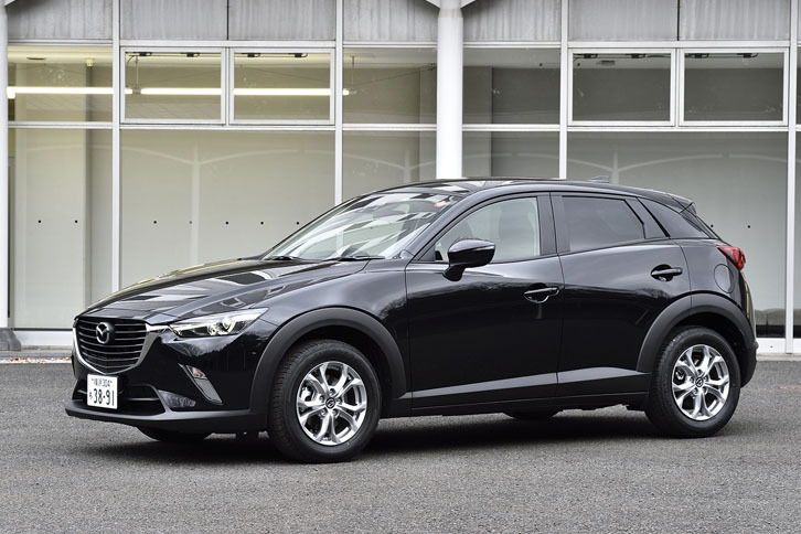 ベーシックグレード「XD」（4WD）のサイドビュー。ボディーカラーはジェットブラックマイカ。