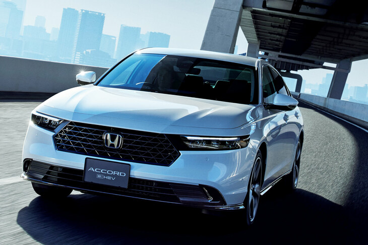 多角形グリルの縁にヘッドランプをくっつけ、グリルとランプをひとくくりとするのは、実はフロントマスクのデザインの常とう手段なのだ。写真はホンダの11代目「アコード」。