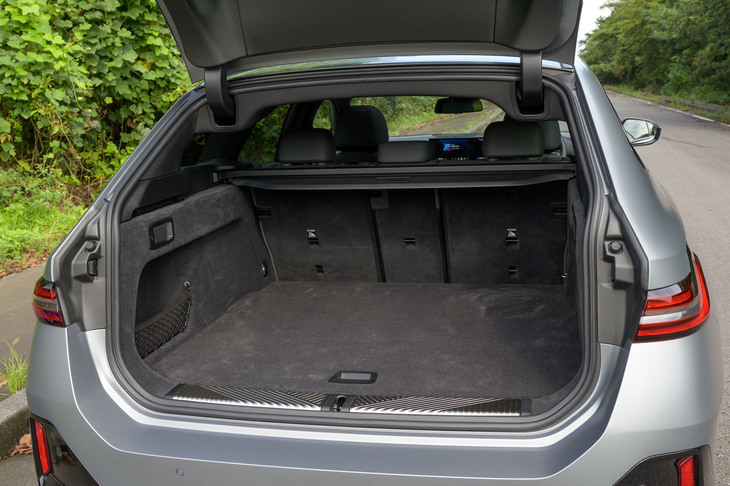 ラゲッジスペースの容量は570リッター。これは2リッターディーゼルモデルの「523dツーリング」と変わらない。