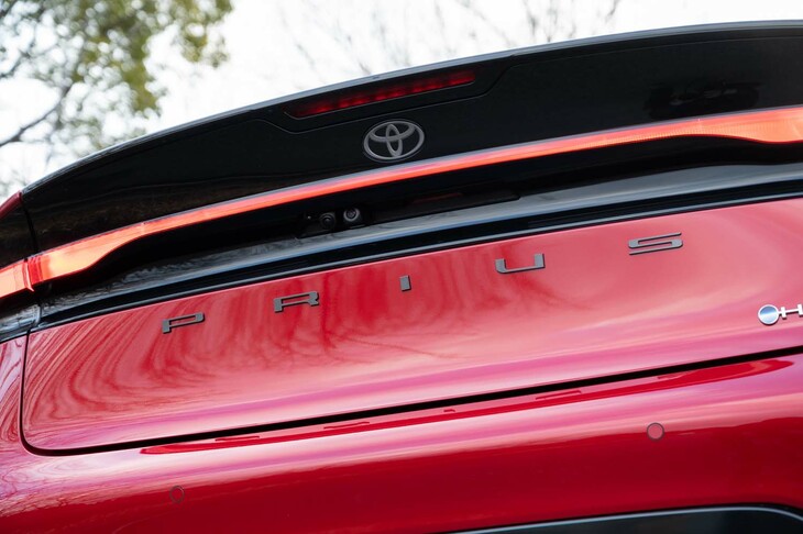 トヨタのエンブレムは小さなスポイラーの下に隠すようにしてレイアウトされている。それと比べると「PRIUS」ロゴはだいぶ大きい。