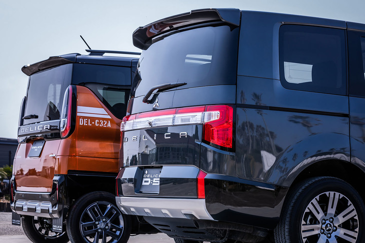 「デリカミニTプレミアム」（写真奥）と「デリカD：5 P」（同手前）。