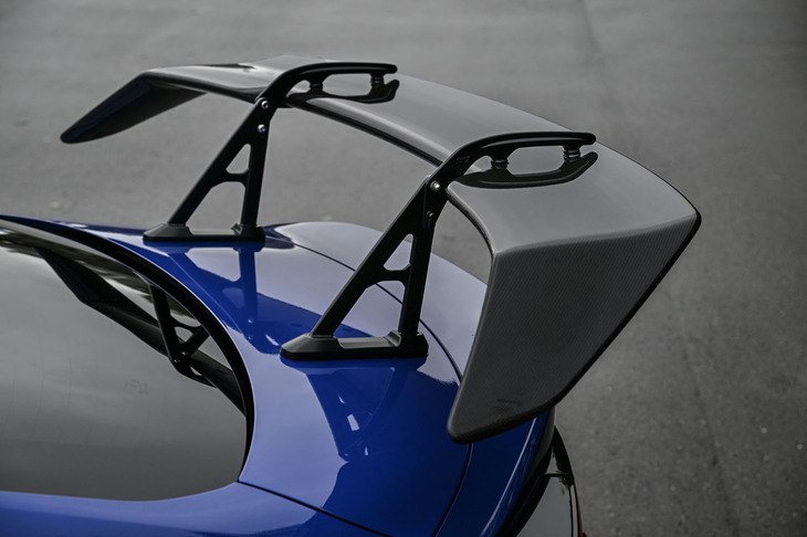 スバルBRZ STI Sport（STIパーツ装着車／STIドライカーボンリアスポイラー）