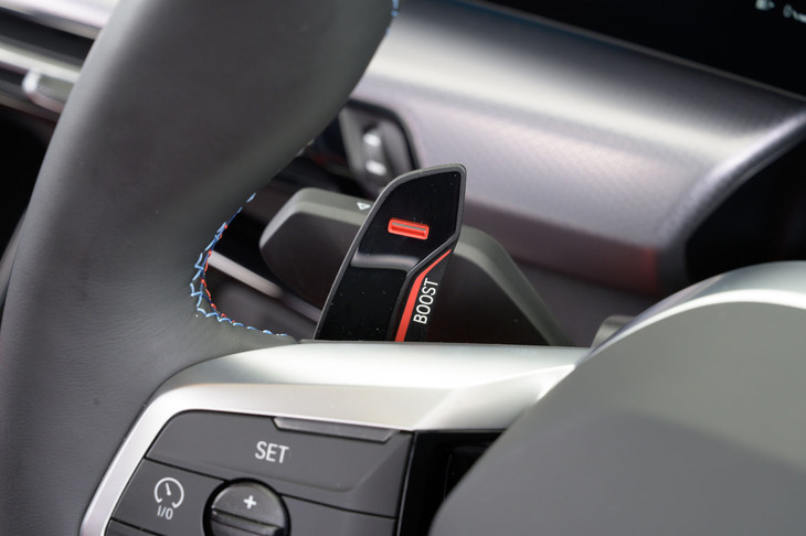 ステアリングホイールに備わるカーボン製のシフトパドル。左のパドルを1秒間引き続けると、パワートレインとシャシーの全制御を、もっともスポーティな設定に切り替える「Mスポーツ・ブースト機能」が備わる。