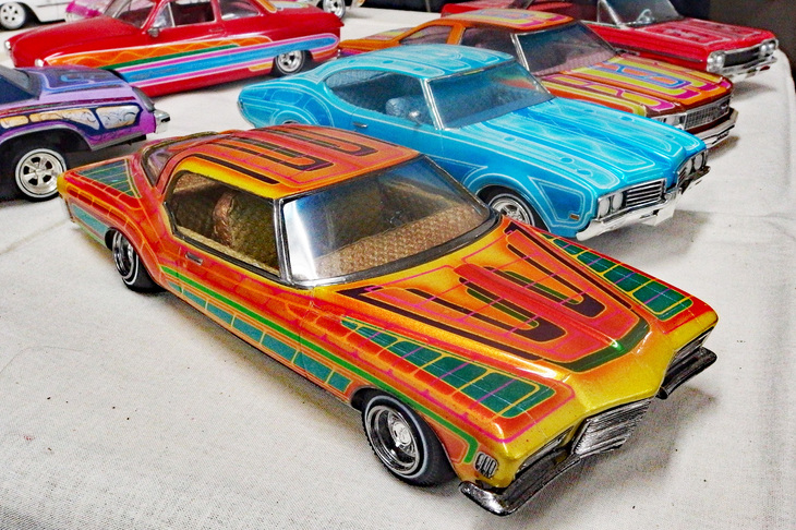 手前の1971年「ビュイック・リヴィエラ」をはじめとする1/25スケールのアメリカ車のローライダー群。実車同様にエアブラシで行ったというペイントがすごい。