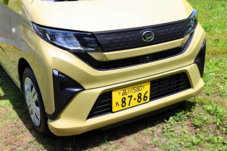 “つり目”のLEDヘッドランプが目を引くフロントまわり。グリルはメッキモール付きのガンメタリックとなる上級グレードに対し、こちらはシンプルなブラックである。