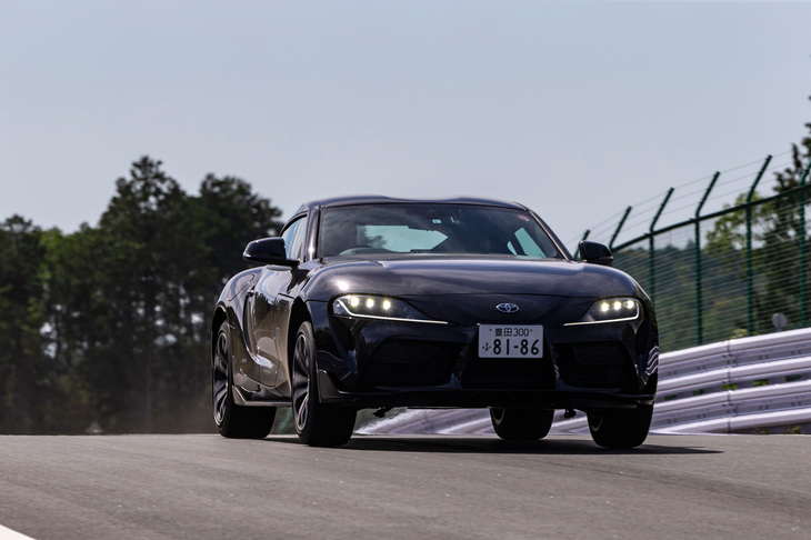 ジャンピングスポットを行く「スープラSZ-R」。車体姿勢が乱れそうなポイントでも、安定した挙動を保っていた。