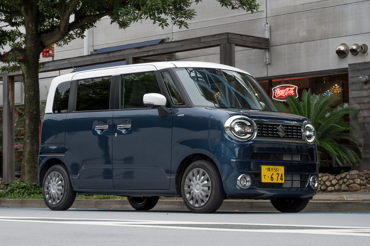 スズキが2021年に発売した「ワゴンRスマイル」。初代「ダイハツ・ムーヴ キャンバス」の好調を受けて企画されたモデルだが、「かわいい一辺倒ではないおしゃれ系のモデル」という方向性に、ライバルより一足早く踏み出すこととなった。（写真：向後一宏）