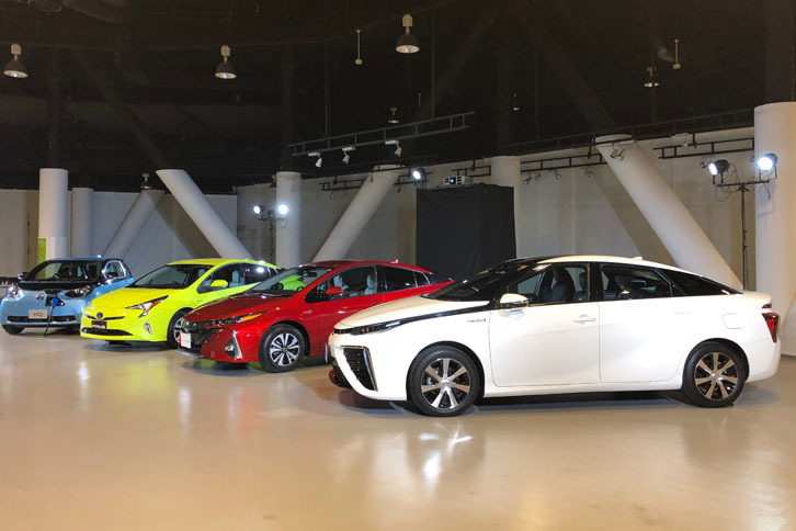 発表会場には、歴代「プリウス」に加え、「iQ」をベースにして作られたEVの「eQ」も展示された。