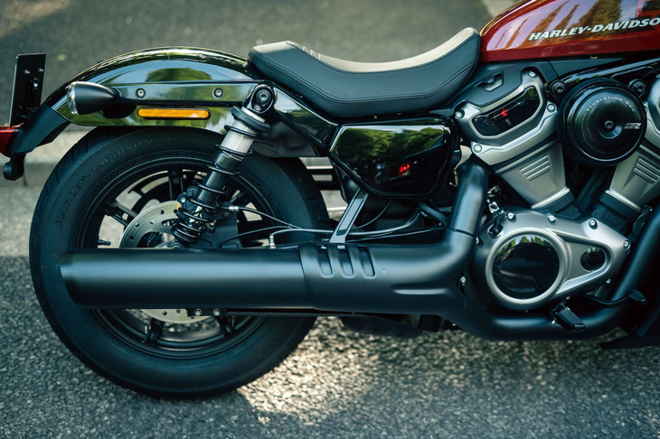 「ナイトスター」は低重心化のために燃料タンクの位置も変更。一見、燃料タンクのように見えるそれは実はダミーで、本物のタンクはシートの下にレイアウト。給油口もシート下に備わっている。