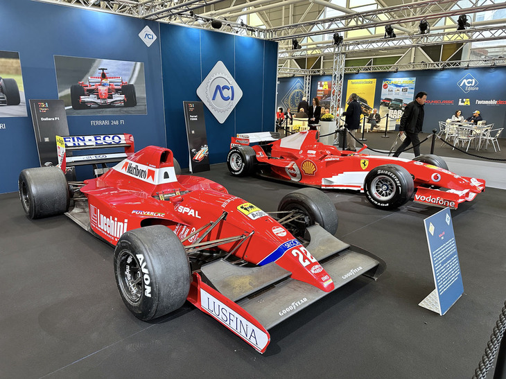 同じくACIで。手前は「ダラーラF192」。1992年にブレシアを拠点としていたBMSスクーデリア・イタリアが駆った。奥は「フェラーリF2005」。