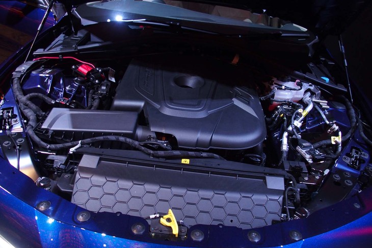 「ジュリア2.2ターボ ディーゼル スーパー」では基本設計を共有しながらチューニングを変更し、最高出力190ps、最大トルク450Nmを発生する同エンジンを搭載。