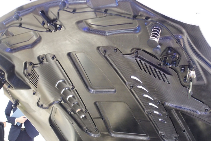 アストンマーティン・ヴァンキッシュ（フロントフード）