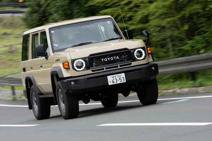 「ランドクルーザー“70”」は、2007年にV型エンジンを搭載できるようエンジンコンパートメントを拡幅。その関係で、現在のモデルはリアよりフロントのほうが95mmトレッドが広い。