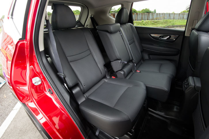 セカンドシートは、スライドおよびリクライニング機構を備えている。写真は奥と中央を最も前に、手前のシートを最も後ろにスライドさせたところ。