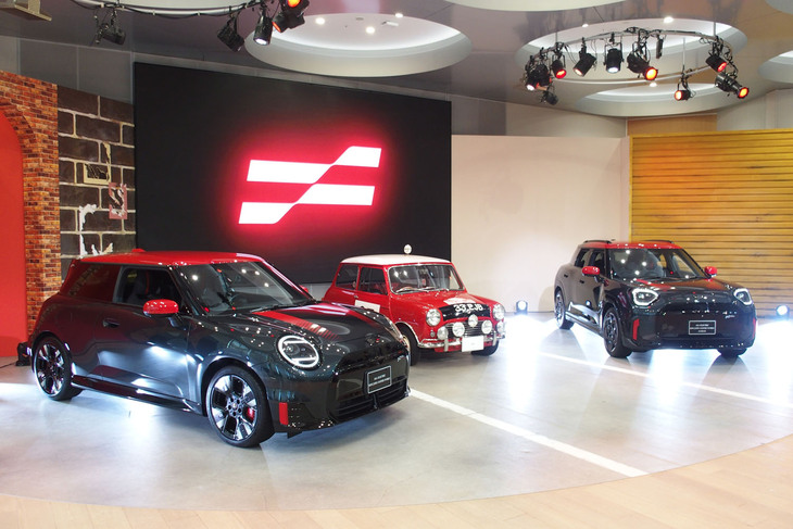 ハイパフォーマンス電気自動車「MINIジョンクーパーワークスE」と「MINIジョンクーパーワークス エースマンE」がお披露目された「MINI DAY 2025プレスカンファレンス」の会場風景。