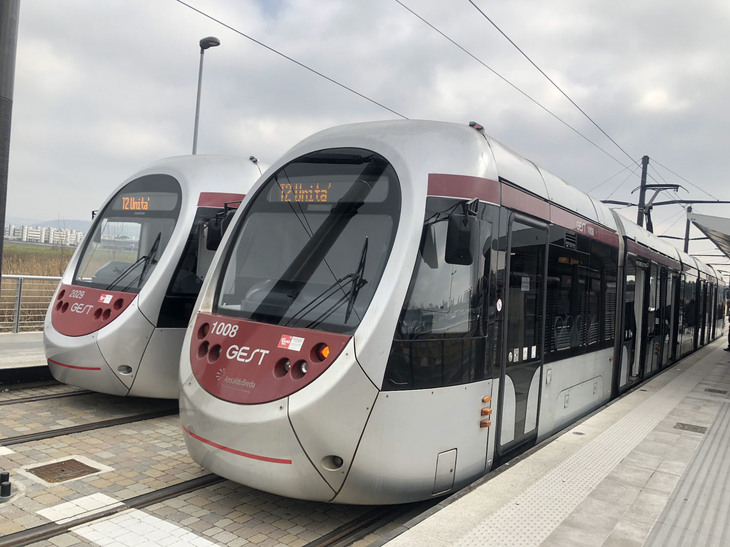 着工から8年ちょっと、2019年2月に開通したフィレンツェ空港行きT2号線市電。車両はアンサルド・ブレラ製である。