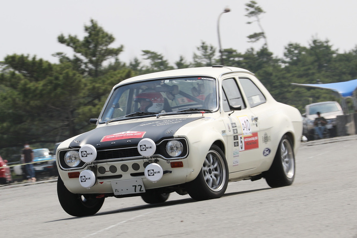 「フォード・エスコートRS1600 Mk1」を駆るガンさん。慣れないマシンだろうに、スムーズに走らせる腕はさすが。