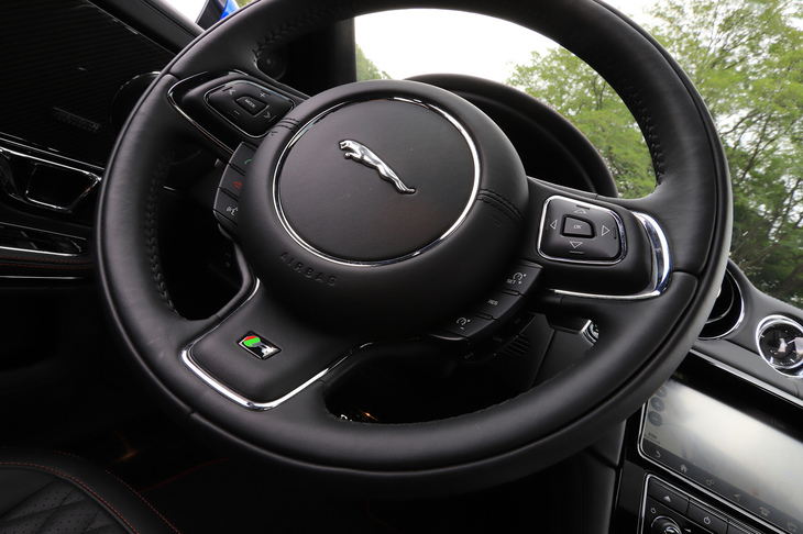スポークに「R」のバッジが装着された「XJR575」のステアリングホイール。「ジャガーXJ」では、すべてのグレードで右ハンドルと左ハンドルが用意されている。
