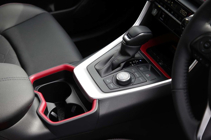 センターコンソールではレッドにふち取られたトレーやカップホルダーが目を引く。