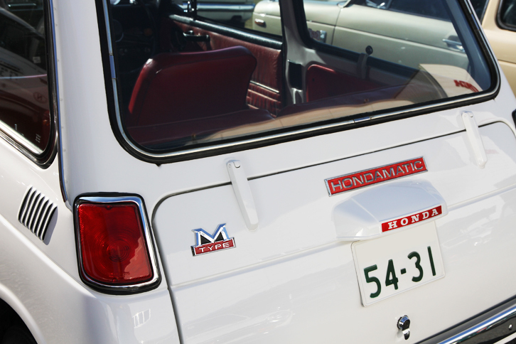 非常に珍しい「N360M AT」。1967年3月にモノグレードで登場したN360に、同年12月に加わった最初のバリエーションが「Mタイプ」。フロアカーペット、ラジオ、フルリクライニングシート、分割可倒式リアシートなどを備えたデラックス仕様だった。加えて「AT」（ホンダマチック）は、1968年4月に加わった3段AT仕様である。