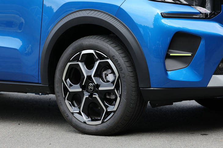 フルバンプ付近の最後のショック吸収を担当するセカンダリーダンパーを内蔵した「プログレッシブハイドローリッククッション」を装備。フラットな姿勢をキープする独特の所作には感心する。タイヤは205/50R17サイズで、今回の試乗車は「グッドイヤー・エフィシェントグリップ パフォーマンス2」を装着していた。