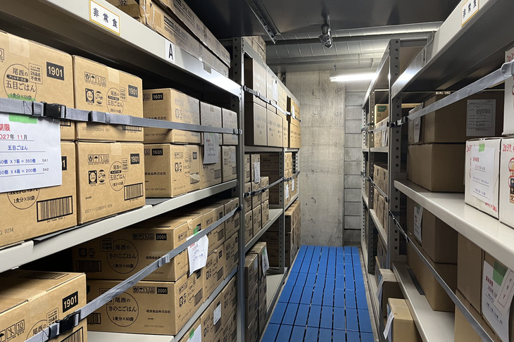 地下2階の備蓄庫。緊急災害時用に、地域住民や居合わせた人たちの分もまかなう「Honda青山ビル」に勤務する従業員数を超える1万人分の食料や災害グッズが保管されている。