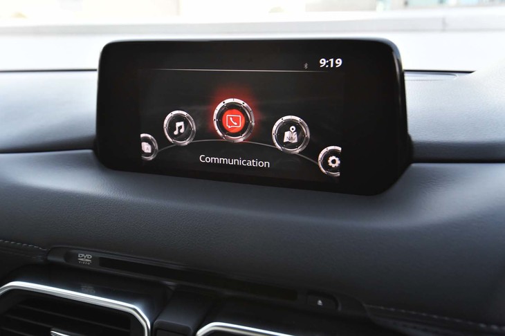 ダッシュボード上の7インチセンターディスプレイ。インフォテインメントシステムの操作系は、シフトレバーの手前に集約されている。
