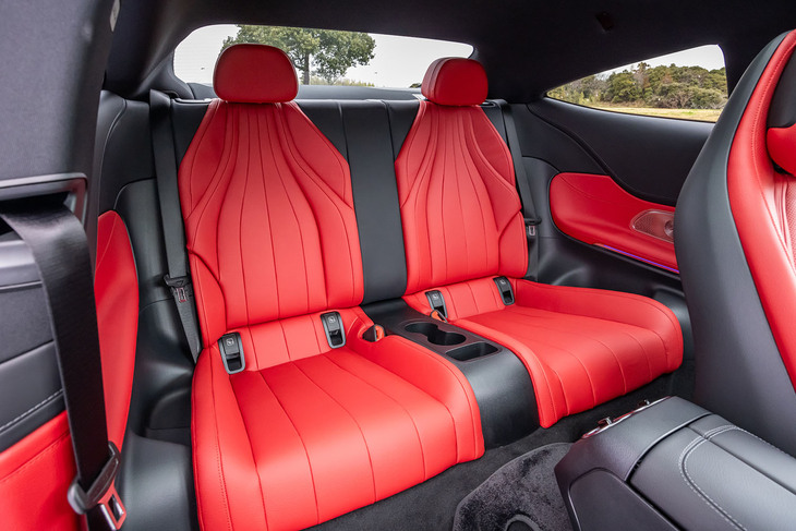 従来の「Eクラス クーペ」より広い後席もセリンポイント。リアシートはショルダールームが54mm拡大された。