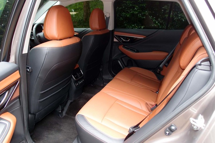 スバル・レガシィ アウトバック リミテッドEX（リアシート）