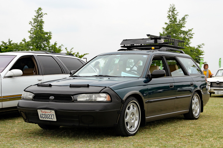 ノーズブラを付けたアメリカンな雰囲気の2代目「スバル・レガシィツーリングワゴン」かと思いきや、北米仕様（左ハンドル）の「スバル・アウトバック」だった。