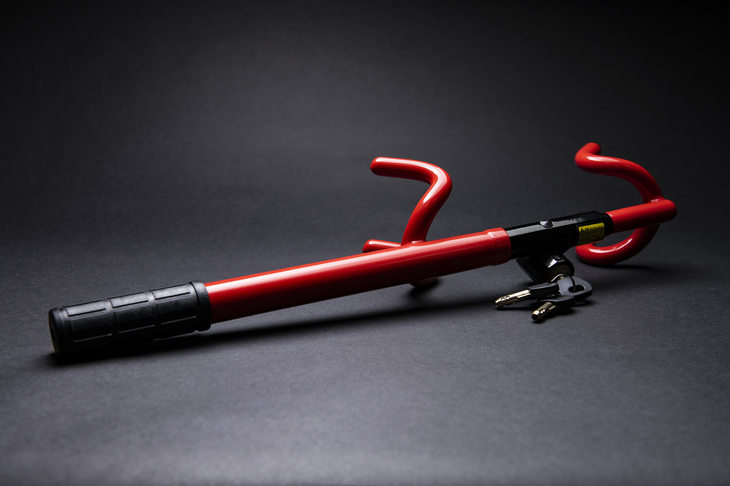 コアーズインターナショナル ステアリングロック6
	愛車のステアリングに簡単装着、わずか5秒でハンドルのロックができる。目立つ赤いカラーリングも大きな特徴だ。2050円。