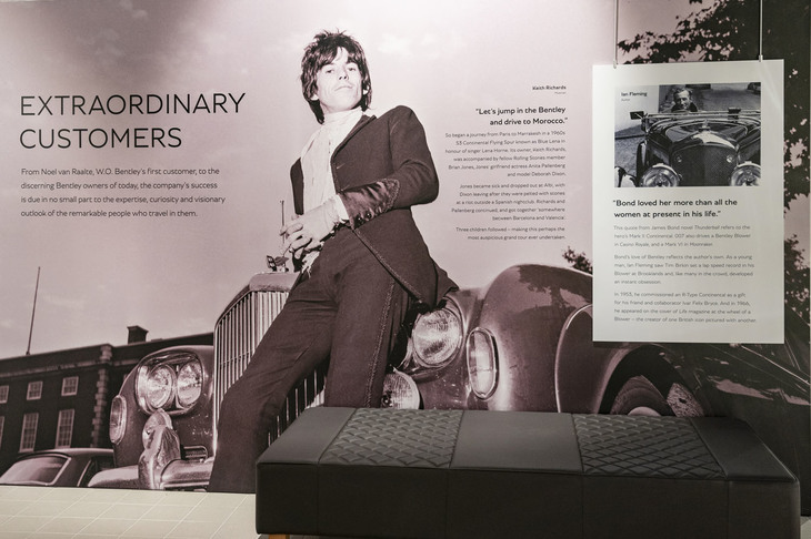 本社に併設されたミュージアムには英国のロックバンド、ローリングストーンズのギタリストとして知られるキース・リチャーズが愛車（当時）の前でポーズを決めた写真も飾られていた。