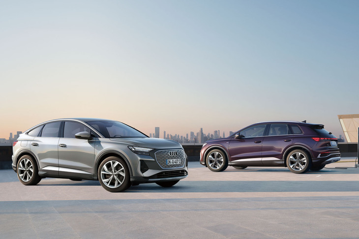 手前からアウディの「Q4スポーツバックe-tron」と「Q4 e-tron」（日本仕様は右ハンドル）。