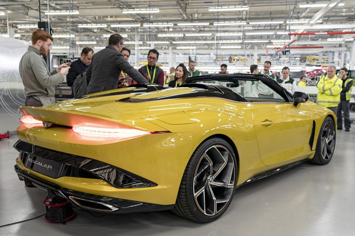 オリジナル開発のボディーには軽量なアルミニウムやカーボンファイバーが使用されている。既存の「コンチネンタルGT」と共通の部品はドアハンドルだけだという。