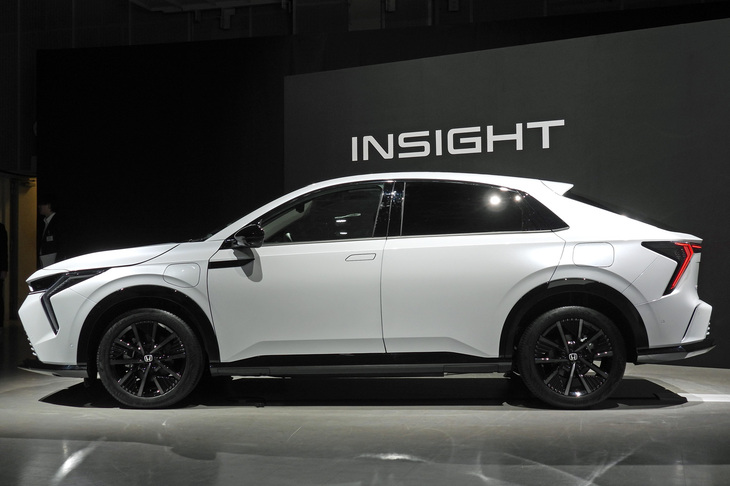 シャープなシルエットが印象的な、新型「インサイト」のサイドビュー。組み合わされるホイールは18インチサイズの「ノイズリデューシングアルミホイール」で、その名のとおり、走行時のノイズを低減し、静粛性を向上させる働きがある。