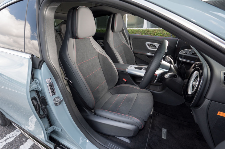 「AMGラインパッケージ」を選んだ試乗車のシートは、スポーティーなデザインの「レザーARTICO／MICROCUTシート」となる。
