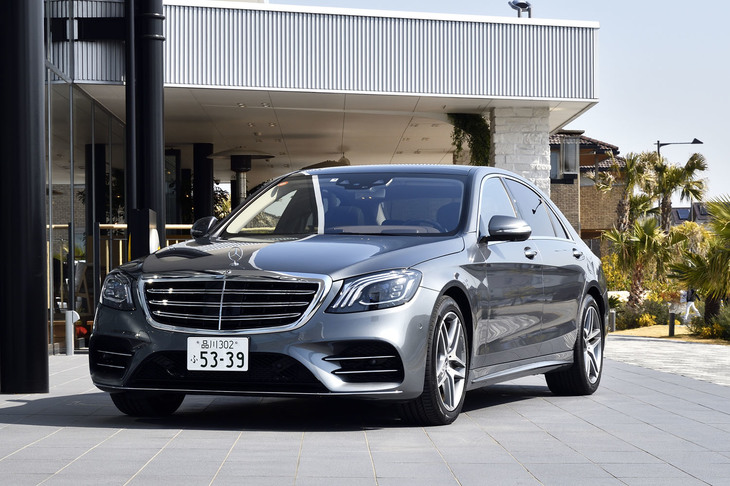 「S450」のステアリングを握る前に、まずは4リッターV8ツインターボエンジン搭載の「S560 4MATICロング」に試乗した。外観をスポーティーに装う「AMGライン」が装着されている。